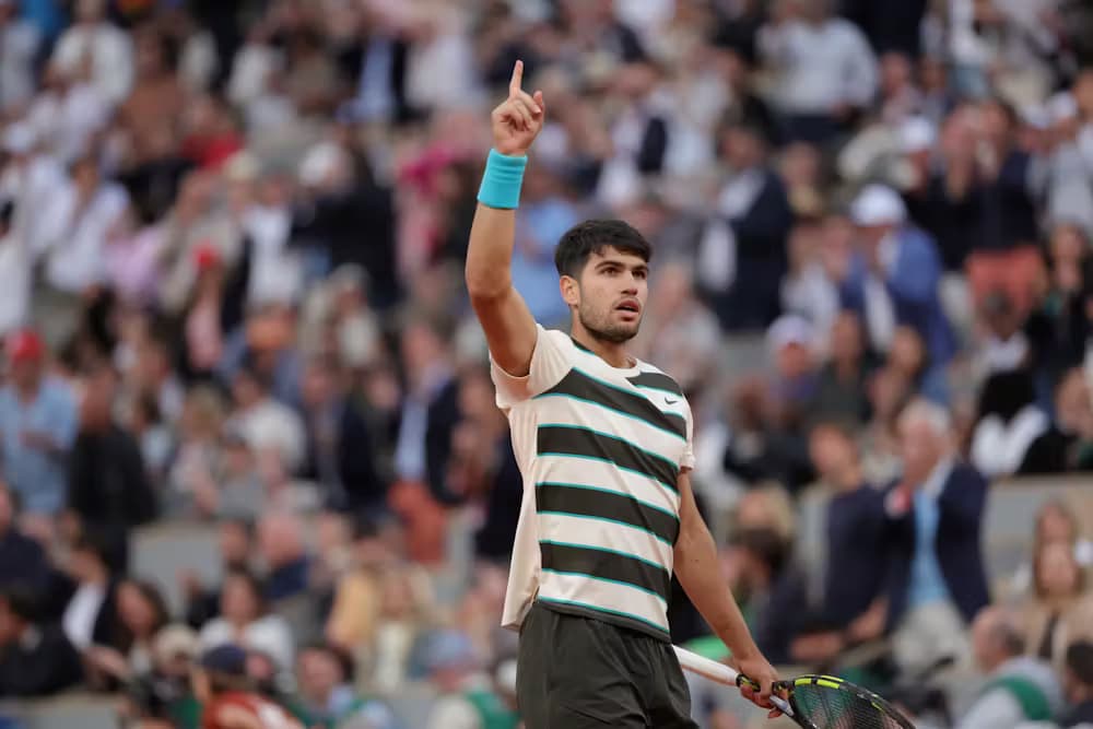 Alcaraz conquista o bi em Roland Garros, assegurando três pontos de match e protagonizando a final mais extensa da história