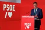 MADRID, 16/06/2025.- El presidente del Gobierno y líder del PSOE, Pedro Sánchez en rueda de prensa tras la primera reunión de la Ejecutiva de este partido después de la salida de Santos Cerdán como secretario de Organización a consecuencia del contenido de un informe de la UCO, este lunes en la sede de Ferraz. Sánchez ha asegurado que su partido es una "organización limpia" que nunca va a actuar como el PP en materia de corrupción y, por tanto, "no va a perseguir a denunciantes ni destruir pruebas a martillazos". EFE/ Javier Lizon