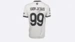 Felipe Neto desembolsa R$ 97.525 para adquirir camisa de Igor Jesus utilizada em partida contra o PSG