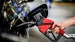 Preço da gasolina sobe 5,6% para distribuidores e deve influenciar a inflação