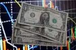 SP - MERCADO/DÓLAR - GERAL - Imagem ilustrativa do dólar americano produzida nesta segunda-feira, 10. Com o avanço da moeda americana no exterior, o dólar até abriu em alta por aqui e chegou a superar o nível de R$ 5,80 na primeira hora de negócios, com máxima a R$ 5,8246, mas arrefeceu longo em seguida e registrou a mínima da sessão ainda pela manhã a R$ 5,7648. Após rondar a casa de 5,78 ao longo da tarde, o dólar fechou a R$ 5,7860, em queda de 0,13%, passando a acumula desvalorização de 0,87% em fevereiro e de 6,38% em 2025. 10/02/2025 - Foto: CRIS FAGA/DRAGONFLY PRESS/ESTADÃO CONTEÚDO