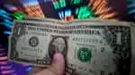 SP - MERCADO/DÓLAR - ECONOMIA - Após fechar a quinta-feira, 3, no menor valor em quase seis meses, o dólar disparou nesta sexta-feira, 4, e voltou   a superar R$ 5,80, acompanhando a onda de valorização da moeda norte-americana no exterior, em especial na   comparação com divisas emergentes e de países exportadores de commodities.   04/04/2025 - Foto: CRIS FAGA/DRAGONFLY PRESS/ESTADÃO CONTEÚDO
