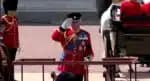 Rei Charles presta homenagem às vítimas de acidente aéreo na Índia em desfile militar