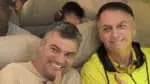Turistas aguardam para tirar foto com Bolsonaro em aeronave