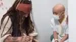 Johnny Depp interpreta Jack Sparrow em visita a hospital infantil na Espanha