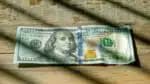 Dólar registra queda de 0,75% na semana, fechando em R$ 5,48, influenciado por dados econômicos no Brasil