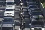 SP - TRÂNSITO/SP/MARGINAL PINHEIROS - GERAL - Trânsito na Marginal Pinheiros, em São Paulo, na manhã desta segunda-feira, 20. A Prefeitura de São Paulo pretende criar faixas exclusivas para as motos nas Marginais Tietê e Pinheiros. Segundo a gestão municipal, o projeto ainda está em estudo e é uma adaptação da faixa azul, que já funciona na Avenida 23 de Maio. O objetivo é reduzir o número de acidentes e mortes de motociclistas nas duas importantes vias expressas da capital paulista. 20/03/2023 - Foto: RONALDO SILVA/PHOTOPRESS/ESTADÃO CONTEÚDO