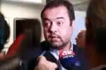 SP - ELEIÇÕES 2026/RJ/CLÁUDIO CASTRO/SENADO/POSSIBILIDADE - POLÍTICA - O governador do Rio de Janeiro, Cláudio Castro (PL), fala com a imprensa após participar do seminário Rio Summit, realizado na Casa Lide, no Jardim Europa, em São Paulo, nesta segunda-feira, 26 de maio de 2025. Castro afirmou que tomará decisão sobre a renúncia do cargo entre fevereiro e março do ano que vem para poder disputar uma cadeira no Senado, que segundo ele é uma "possibilidade real". "A decisão será tomada com base em pesquisas e no cenário do ano que vem. 26/05/2025 - Foto: LECO VIANA/THENEWS2/ESTADÃO CONTEÚDO
