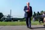 WASHINGTON (United States), 25/07/2025.- US President Donald Trump leave the White House, Washington, DC, USA, 25 July 2025. President Trump is due to visit Scotland for a 4-day visit where he is due to visit his golf courses and met with UK Prime Minister Keir Starmer. EFE/EPA/WILL OLIVER / POOL