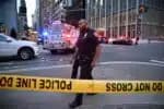 FOTODELDÍA NUEVA YORK (ESTADOS UNIDOS), 28/07/2025.- Agentes de policía de la ciudad de Nueva York responden a un incidente con un tirador activo en el centro de la ciudad este lunes, en Nueva York (EE. UU.). Las autoridades policiales confirmaron que el tirador fue "neutralizado". EFE/ Lloyd Mitchell