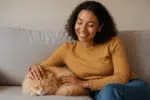Quantas horas um gato dorme em um dia? Descubra por que os felinos descansam tanto