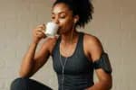 O café pode ser um aliado no preparo para o exercício físico. Descubra os benefícios de ingerir a bebida antes da prática de atividades físicas