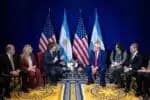 AME2347. WASHINGTON (ESTADOS UNIDOS), 22/02/2025.- Fotografía tomada de la cuenta oficial en la red social X (@madorni) del presidente de Argentina, Javier Milei (c1), junto al presidente de Estados Unidos, Donald Trump (c2), durante una reunión este sábado, en Washington (Estados Unidos). El presidente estadounidense, Donald Trump, se reunió con el mandatario argentino, Javier Milei, en el marco de la Conferencia de Acción Política Conservadora (CPAC, en inglés) a las afueras de Washington, donde discutieron sobre las reformas económicas del argentino. EFE/ @madorni /SOLO USO EDITORIAL NO VENTAS /SOLO DISPONIBLE PARA ILUSTRAR LA NOTICIA QUE ACOMPAÑA (CRÉDITO OBLIGATORIO)
