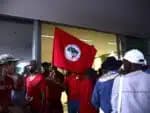Executivo critica o Movimento dos Trabalhadores Rurais Sem Terra e afirma que Lula intensificou o andamento da reforma agrária
