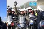 Bolsonaro participa de passeata de moto com corrente eletrônica e registra imagem com manifestantes