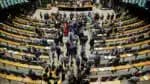 O Congresso Nacional iniciou, nesta terça-feira, a sessão conjunta de deputados e senadores para votar a manutenção ou a derrubada de vetos presidenciais, depois de mais de um ano sem deliberações do tipo. Na mesma sessão, poderá ser realizada a leitura do requerimento apresentado pela oposição para instalação da CPMI do INSS. | Sérgio Lima/Poder360 - 17.jun.2025