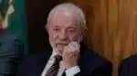 O presidente da República, Luiz Inácio Lula da Silva, durante a cerimônia que sancionou nesta segunda-feira (28 de julho) o Projeto de Lei Complementar que cria o Programa Acredita Exportação. O foco do programa é na desoneração e ampliação da base exportadora de micro e pequenas empresas, no Palácio do Planalto, em Brasília, com a participação do vice-presidente e ministro do Desenvolvimento, Indústria, Comércio e Serviços, Geraldo Alckmin, Ministro da Fazenda, fernando Haddad, Ministra Gleisi Hoffmann (Relações Institucionais). | Sérgio Lima/Poder360 - 28.jul.2025