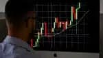 A redução gradual das taxas de juros nos EUA impulsiona o desempenho das ações no Brasil