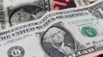 SP - MERCADO/DÓLAR/FECHAMENTO - ECONOMIA - Notas de Dólar junto e dados financeiros da Bolsa de Valores. O real segue em baixa frente o dólar no mercado à vista, acompanhando o sinal positivo da divisa americana frente outras moedas emergentes. Há preocupações renovadas sobre o impacto econômico das tarifas do presidente dos EUA, Donald Trump e as commodities recuam também. Em 2 de abril entram em vigor as tarifas recíprocas americanas. 21/03/2025 - Foto: CRIS FAGA/DRAGONFLY PRESS/ESTADÃO CONTEÚDO