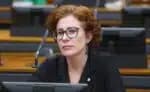 A defesa de Zambelli afirma não estar tentando fugir e garante que ela está à disposição das autoridades