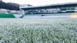 O estádio do Juventude, em Caixas do Sul (RS), amanheceu congelado