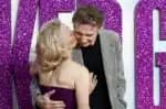 Pamela Anderson e Liam Neeson compartilham momento íntimo em estreia