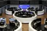 Mercado de ações europeu oscila com atenção ao cenário de negociações entre EUA e UE