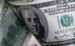 O dólar se valoriza em meio a discussões comerciais e indicadores econômicos relevantes
