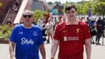 Diogo Jota recebe flores em Anfield, sendo torcedor do Everton, clube rival do Liverpool