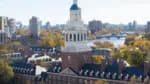 Universidade de Harvard pode ter que arcar com 500 milhões de dólares para solucionar controvérsia envolvendo Donald Trump