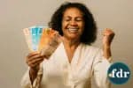 Brasileiros recebem R$ 1.050; insira seu CPF na lista!