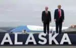 15AUG2502JPG. ANCHORAGE (UNITED STATES), 15/08/2025.- El presidente de los Estados Unidos, Donald Trump (d), y el presidente de Rusia, Vladimir Putin, posan en la pista de aterrizaje tras llegar para asistir a una reunión en la Base Conjunta Elmendorf-Richardson en Anchorage (Estados Unidos). EFE/EPA/GAVRIIL GRIGOROV/SPUTNIK/KREMLIN POOL / POOL CRÉDITO OBLIGATORIO