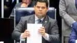 Sessão do Senado Federal durante votação em segundo turno da reforma da Previdência Social. Presiente s filhos do presidente Jair Bolsonaro, Eduardo e Flávio, com o Seandor David Alcolumbre. Brasilia22-10-2019. Foto: Sérgio Lima/PODER 360