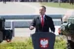 Warsaw (Poland), 15/08/2025.- Polish President Karol Nawrocki speaks during the military parade on the occasion of Polish Armed Forces Day in Warsaw, Poland, 15 August 2025. Polish Armed Forces Day is a national holiday celebrated annually on 15 August in Poland, commemorating the anniversary of the 1920 victory over Soviet Russia at the Battle of Warsaw during the Polish-Soviet War. (Polonia, Rusia, Varsovia) EFE/EPA/RAFAL GUZ POLAND OUT