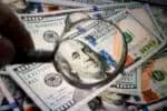 USA - MERCADO/DIA/DÓLAR - ECONOMIA - Foto de notas de dólar americano registradas nesta quarta-feira (12). A moeda registrou ontem alta de 0,84% e atingiu a cotação de R$ 5,40 - ficando mais próximo do pico de R$ 5,45 de 4 de janeiro de 2023, no início do atual governo. Com isso, o ganho acumulado na semana chegou a 1,53% e no mês, a 2,96%. Já o Ibovespa, principal referência da Bolsa no País, recuou 1,40%, aos 119,9 mil pontos, no menor patamar desde 9 de novembro passado. 12/06/2024 - Foto: CRIS FAGA/DRAGONFLY PRESS/ESTADÃO CONTEÚDO