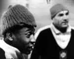 Chile, Valparaíso, Viña del Mar, 11/05/1962. Pelé, ao lado do preparador físico Paulo Amaral, na concentração da seleção brasileira em Viña del Mar, aguarda a definição sobre sua escalação para a semifinal contra o Chile, no Mundial de 1962. Contundido, Pelé não se recuperou a tempo e ficou fora da partida. Pasta: 27755. - Crédito:ARQUIVO/ESTADÃO CONTEÚDO/AE/Codigo imagem:5444