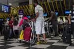 SP - ANAC/COBRANÇA/BAGAGEM - GERAL - Movimento de passageiros no Aeroporto de Congonhas, na zona sul de São     Paulo, nesta segunda-feira, 12.   A Agência Nacional de Aviação Civil     (Anac) deve aprovar nesta semana as normas que acabam com o transporte     gratuito das bagagens em voos nacionais e internacionais. Caso a pauta     seja aprovada, as companhias aéreas poderão cobrar pelo despacho de     bagagens em todos os voos, tornando gratuito somente a bagagem de mão do     passageiro.      12/12/2016 - Foto: MARIVALDO OLIVEIRA/CÓDIGO19/ESTADÃO CONTEÚDO