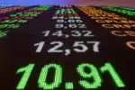 Ibovespa inicia último pregão da semana em queda, retornando aos 141 mil pontos. Dólar sobe 0,17% a R$ 5,454