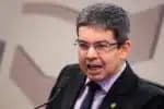 Randolfe Rodrigues afirma que governo insistirá na taxação de ‘bancos e bets’ para reaver receitas