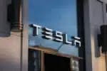 Tesla enfrenta desafios com perda de espaço no mercado. BYD e guerra de preços na China impactam resultados
