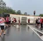 Flamengo: Ônibus de torcida capota no Rio e 16 são feridos