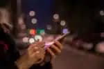 Datafolha: 30% dos brasileiros evitam sair de casa com celular; idosos são os mais cautelosos