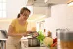 6 hábitos perigosos na cozinha que podem causar intoxicação alimentar