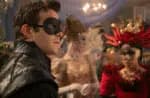 Quarta temporada de ‘Bridgerton’ tem data de estreia definida; Benedict Bridgerton (Luke Thompson) e Sophie (Yerin Ha) se apaixonam em baile de máscaras