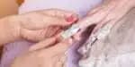 Mulheres adotam papel alumínio nas unhas e economizam no salão de beleza; descubra os benefícios!