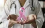 Brasil recebe quase 12 mil unidades de medicamento para câncer de mama no SUS; mais lotes virão até junho