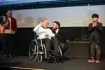 Mauricio de Sousa é visto de cadeira de rodas na pré-estreia de cinebiografia emocionante