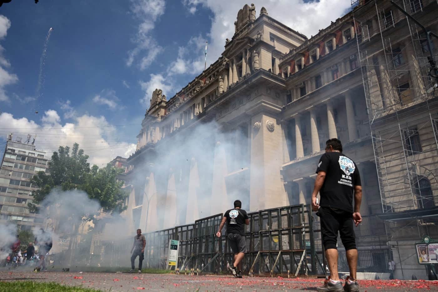 Argentina em Estado de Guerra: Greve Geral Ameaça Reforma Milei!
