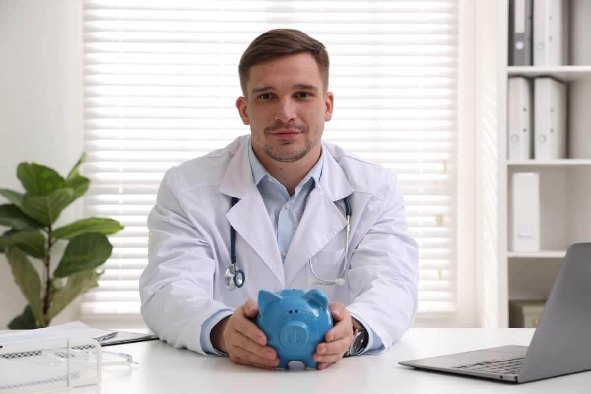 Médicos em Crise: Desafios Financeiros e Saúde Mental no Brasil em 2026