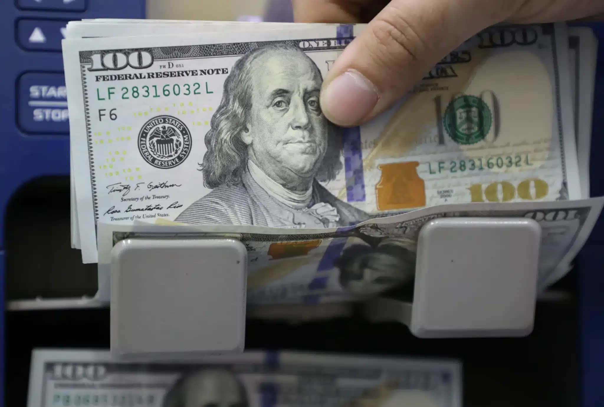 Dólar abaixo de R$ 5: Especialistas revelam estratégias de compra e cautela no câmbio